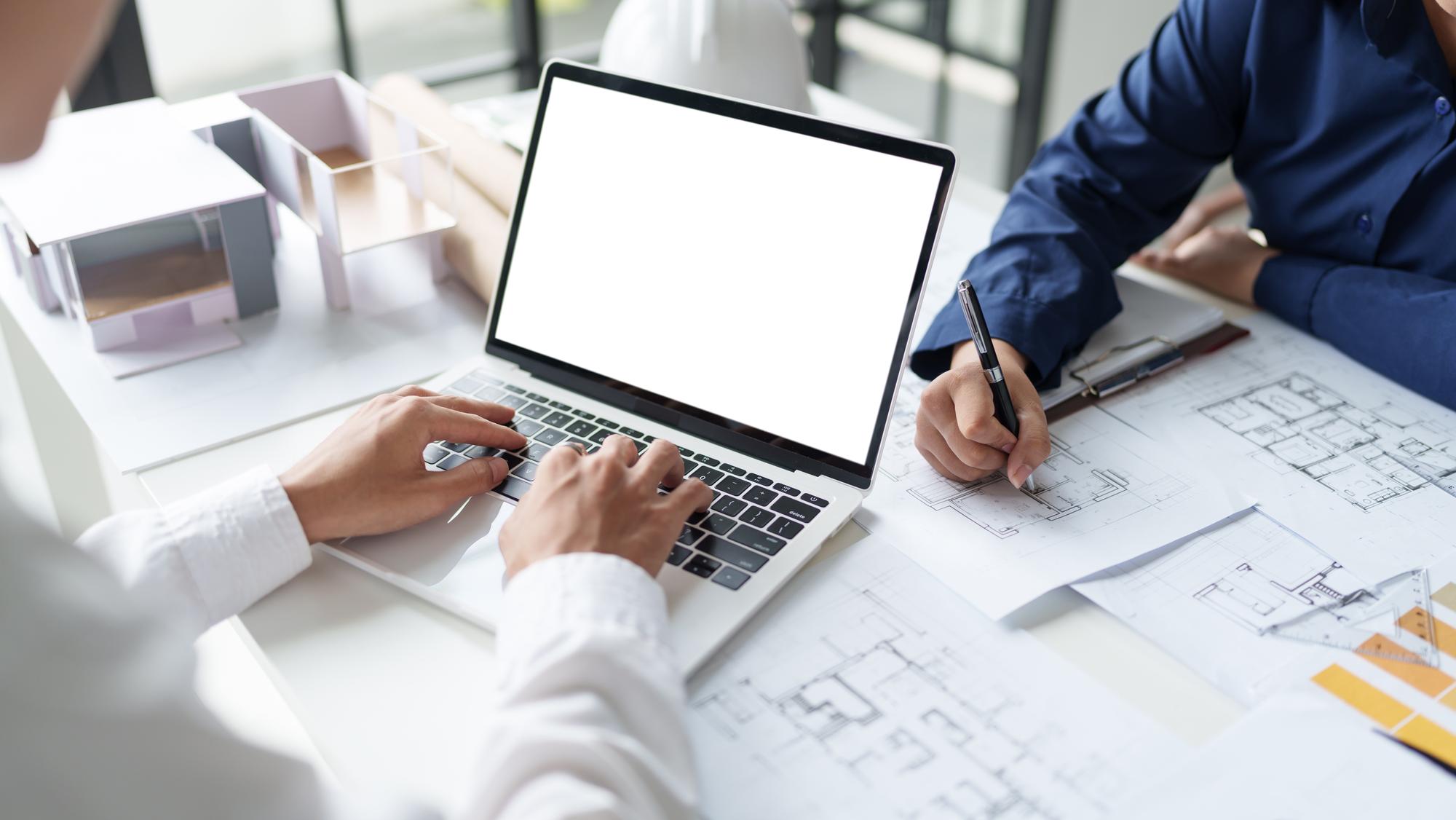 Birou pregătit pentru prezentări imobiliare